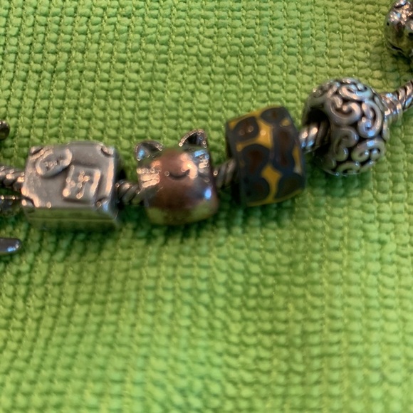 PANDORA bracelets with 8 varied charms. - Picture 3 of 5